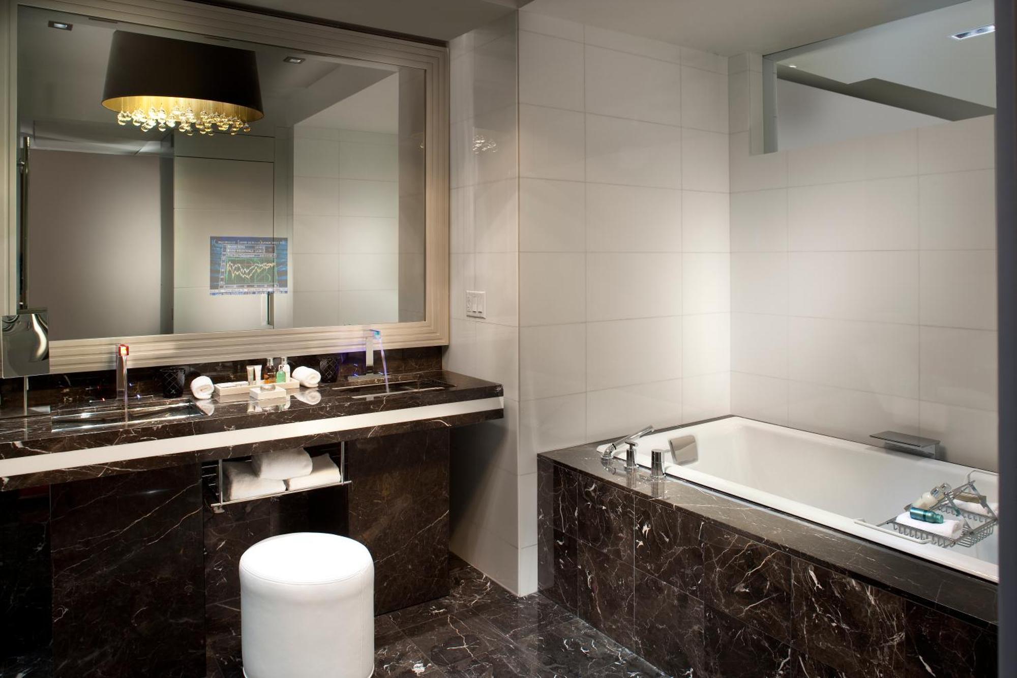 Rockwell Deluxe Guest room 1 King City View